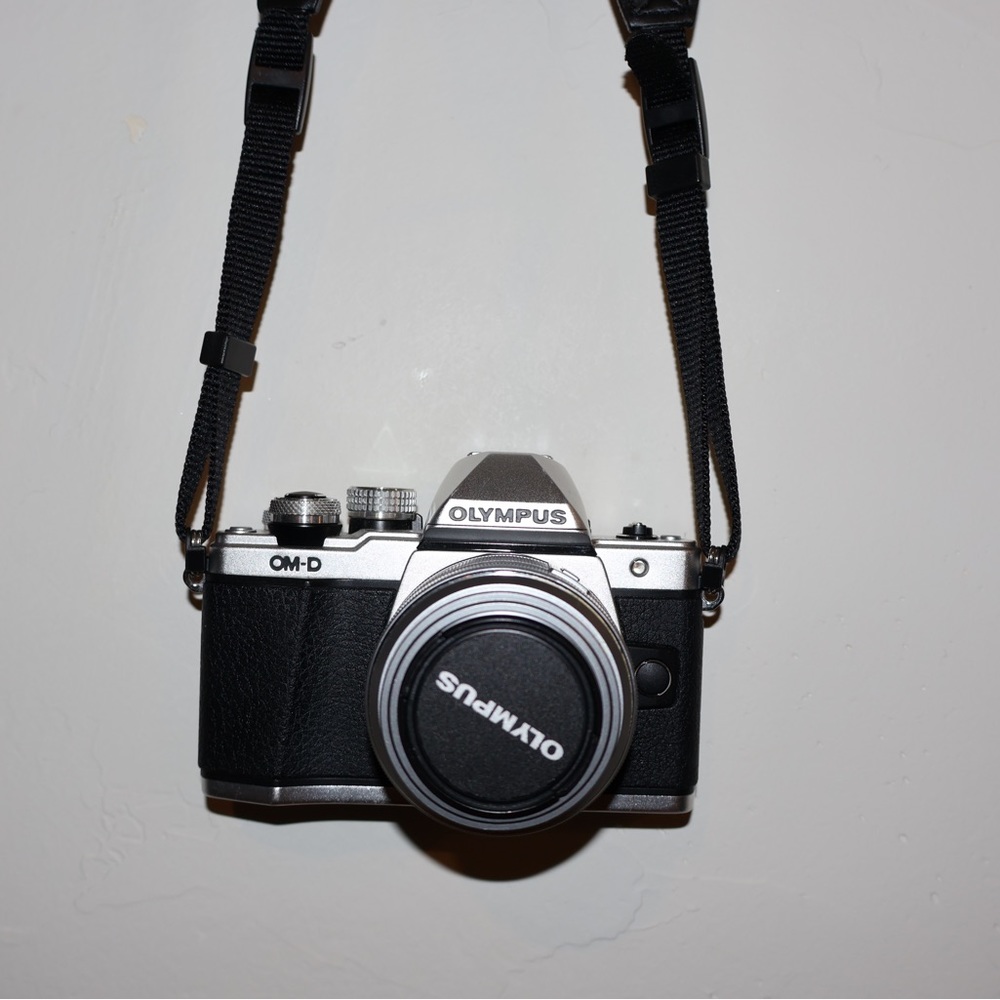 Olympus E-M10 Mar II micro 4/3 digital camera